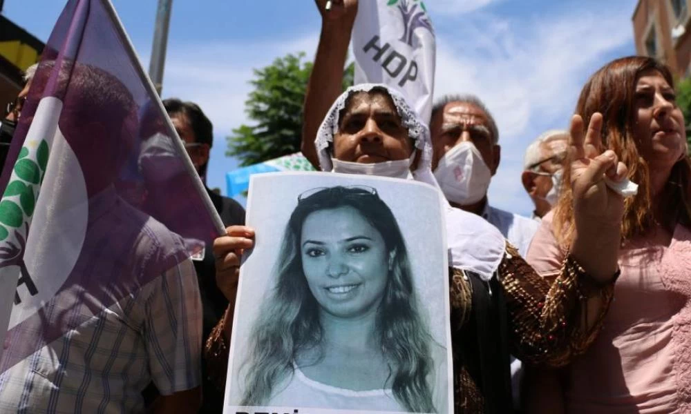 Βράζουν οι Κούρδοι μετά τη δολοφονία στελέχους του κόμματος τους HDP από γκρίζο λύκο στη Σμύρνη